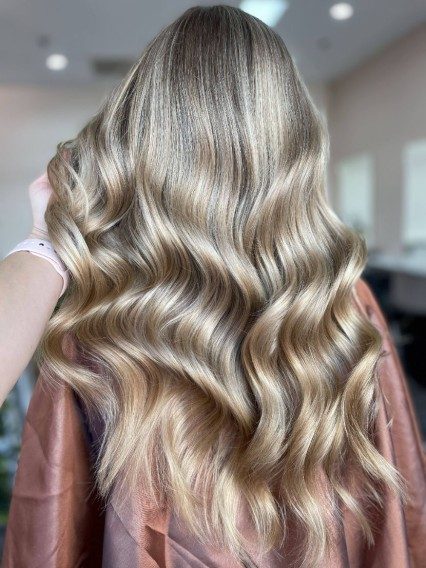 balayage blonde hair from behind